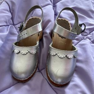COPY - Adorable Hanna Anderson wooden clogs size 30 kids